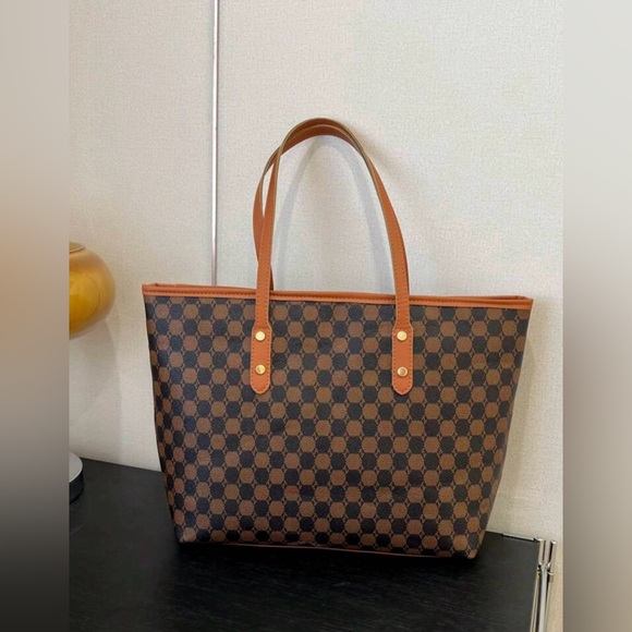 Large Capacity Minimalist Tote
Bag With Check Pattern & Rivet
Decoration - Picture 5 of 8